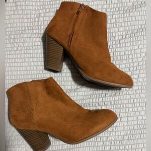 Old Navy Women's Tan Suede Ankle Booties with Block Heel Size 10 used once